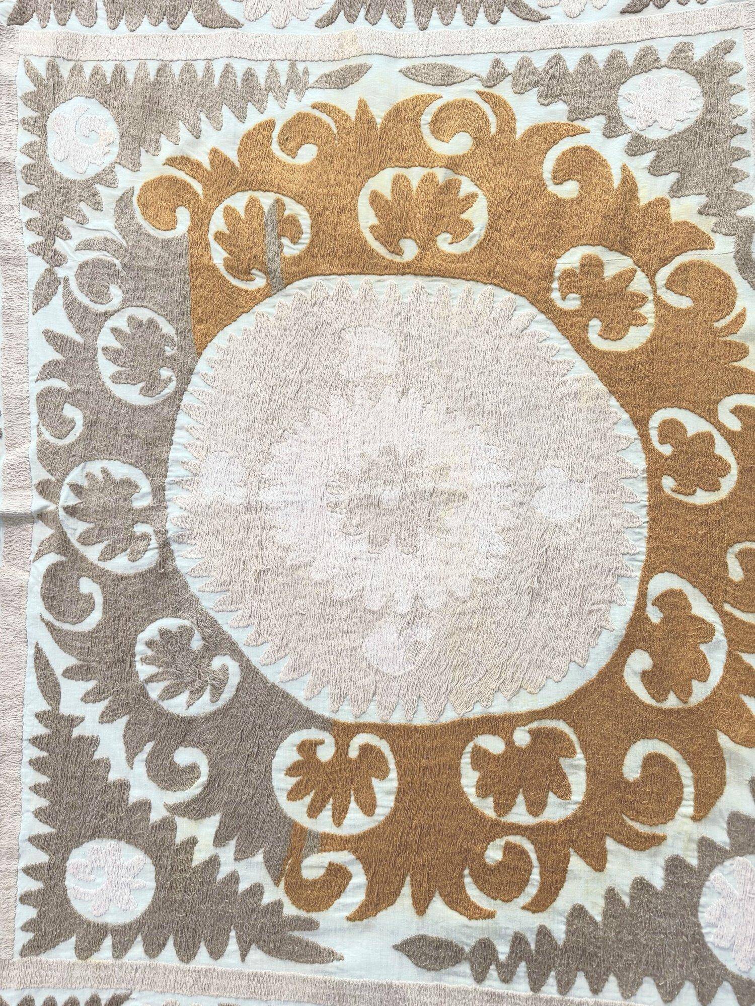 Nappe brodée à la main vintage 120x134 cm