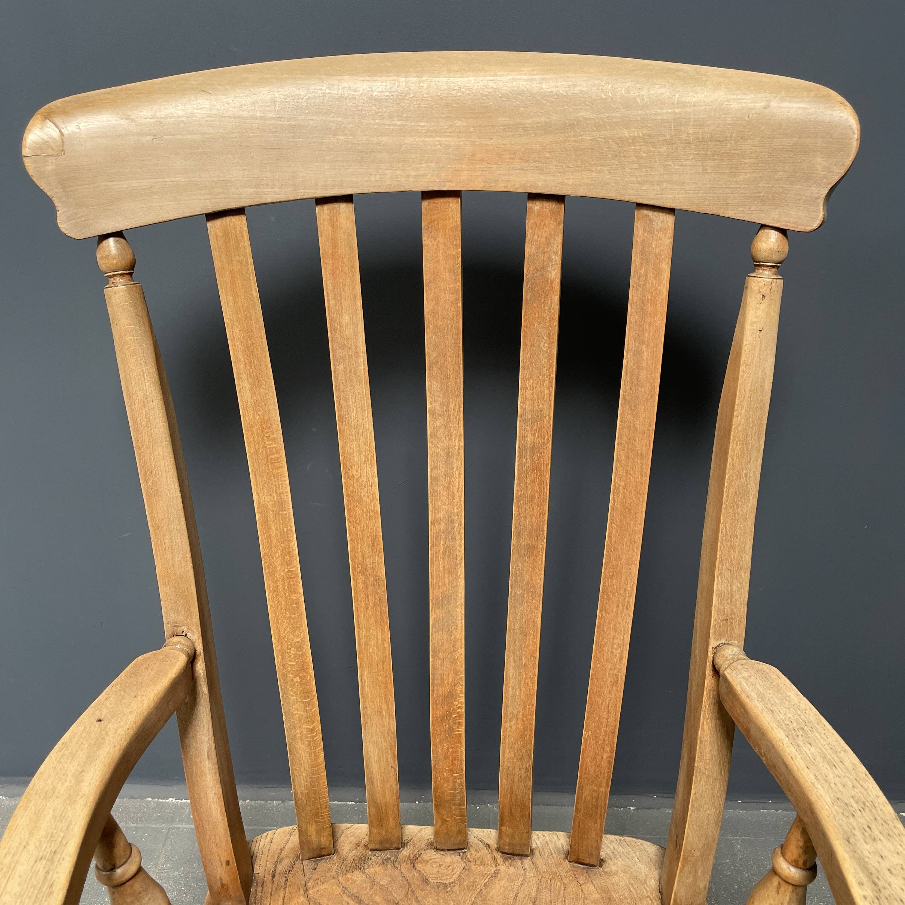 Fauteuil Windsor anglais en bois d'orme clair