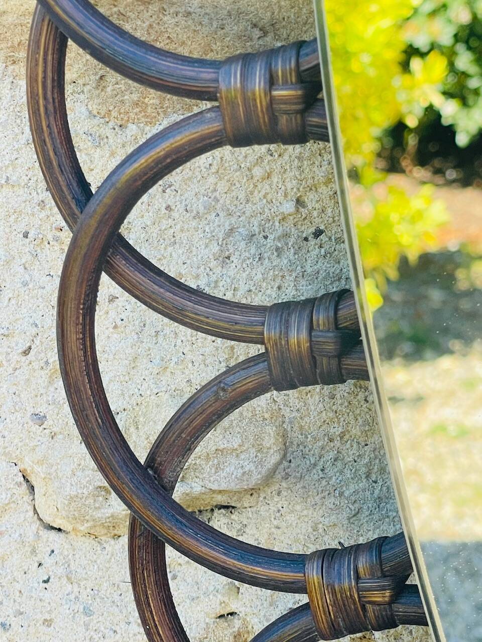 Miroir ovale en bambou et rotin, circa 1960