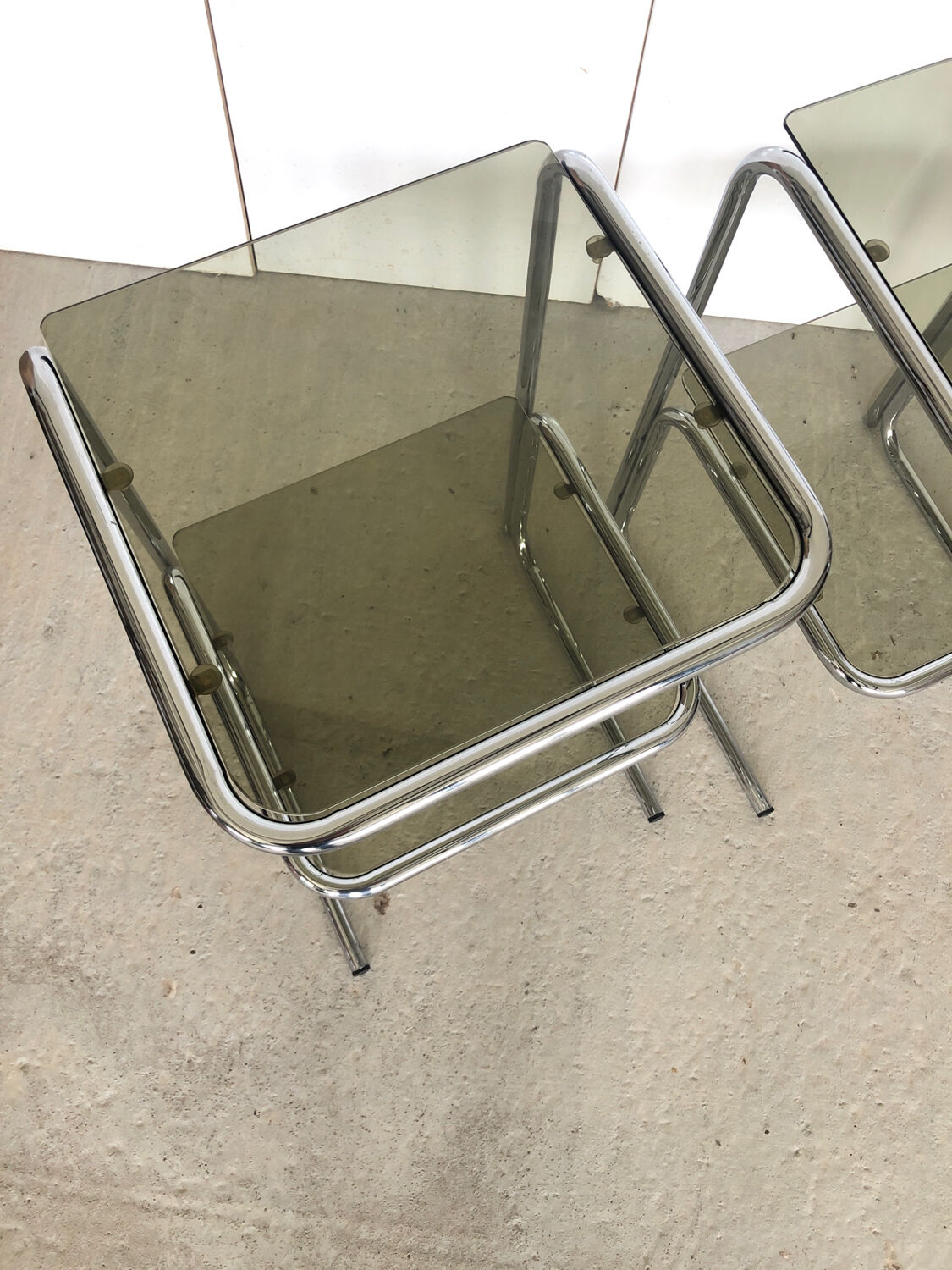 2 tables d’appoint / de chevet en métal chromé plateau en verre fumé Vintage