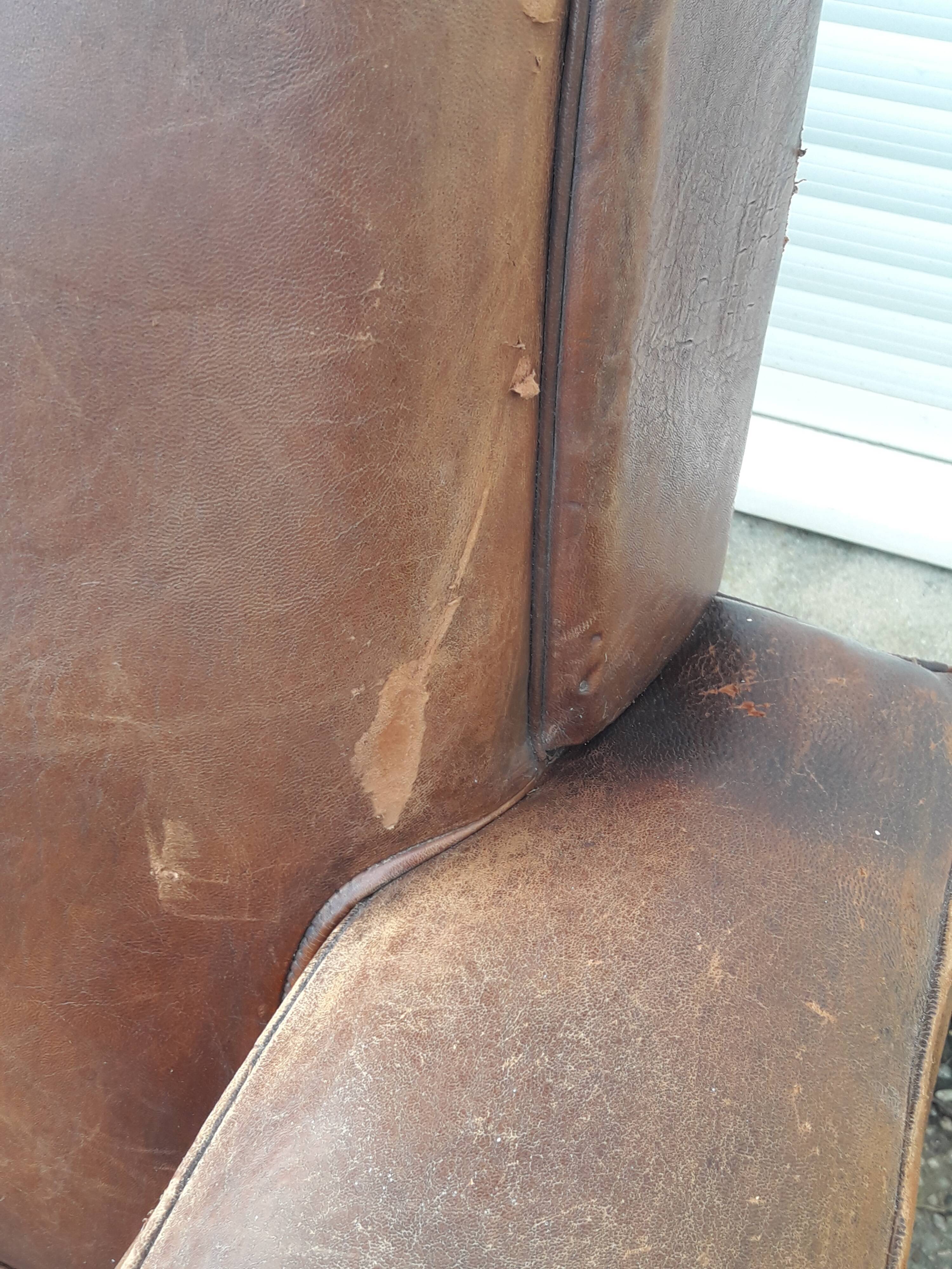 Paire de fauteuils club en cuir marron