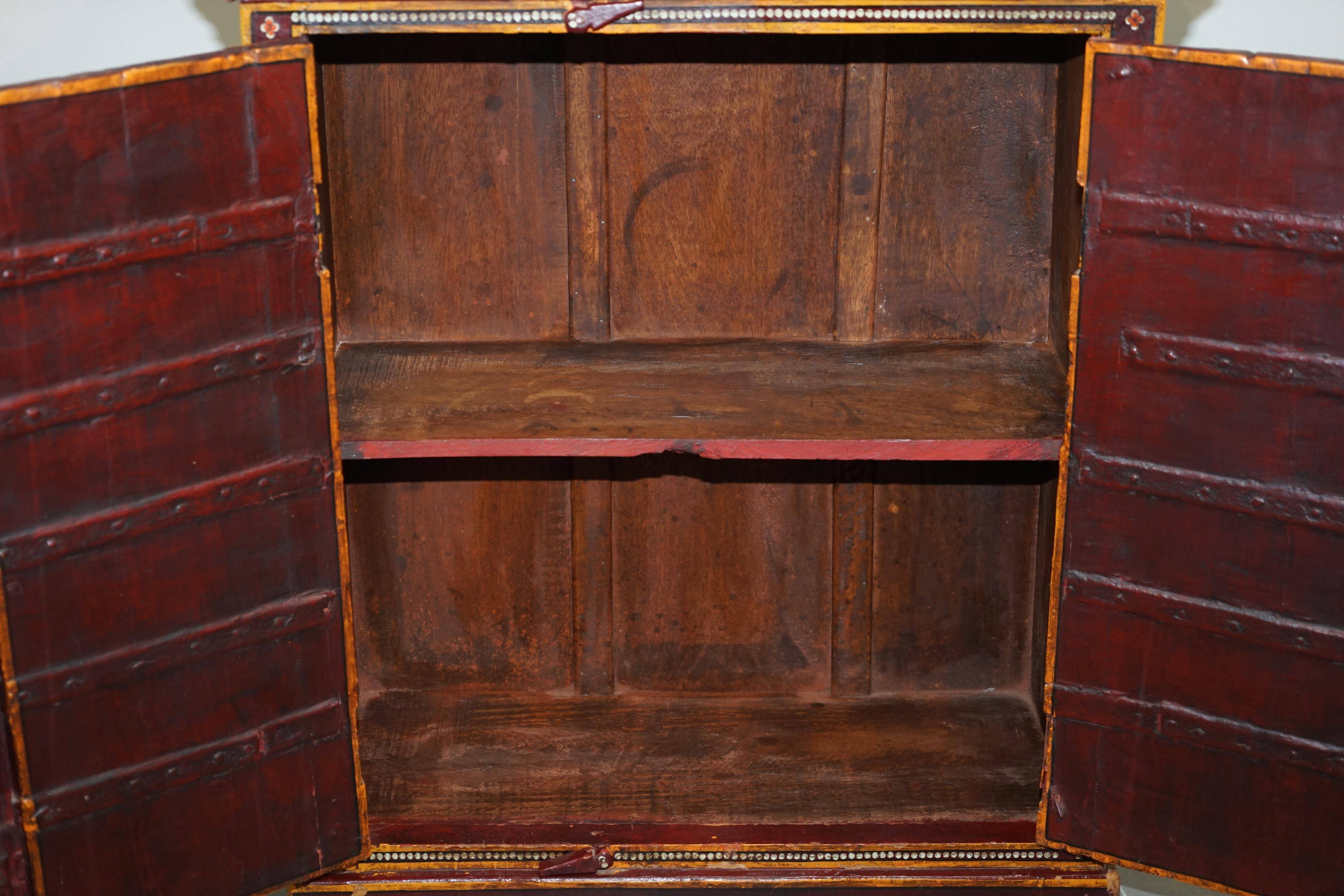 Buffet latéral peint à la main oriental circa 1900