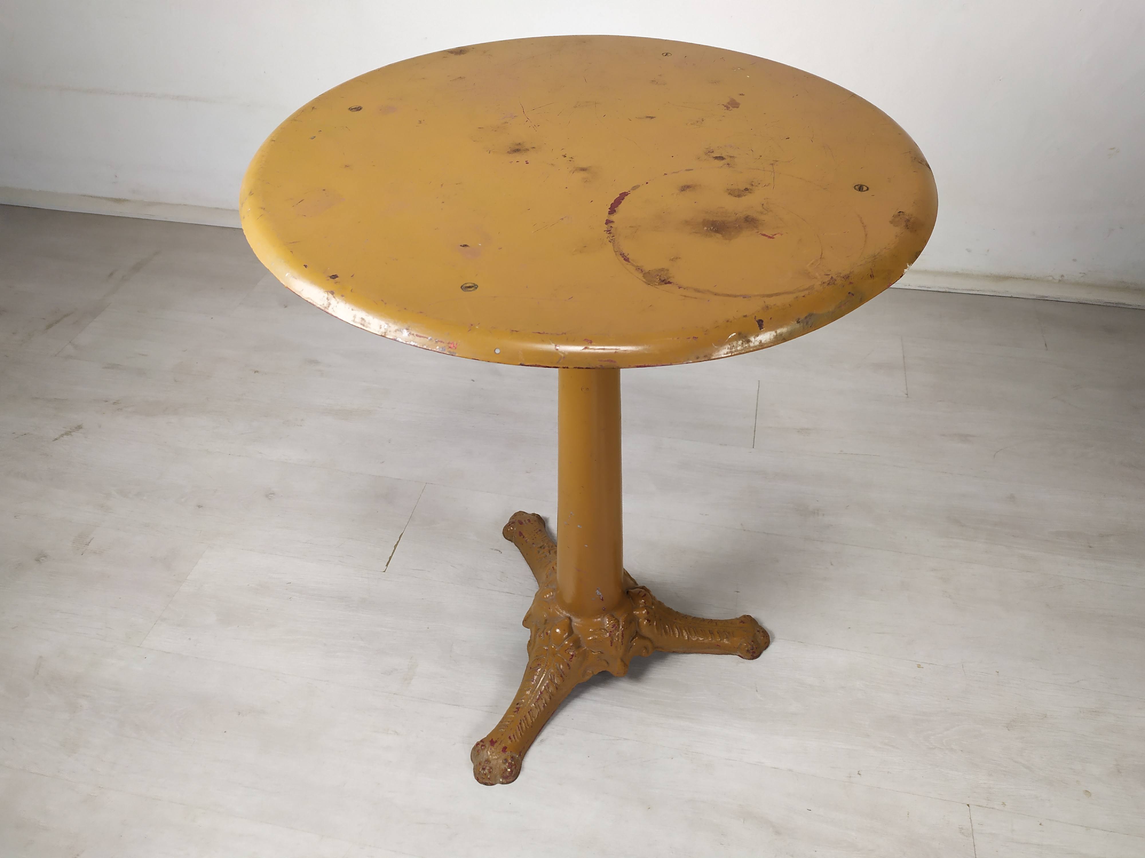 Garden pedestal table
