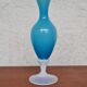 Vase en opaline bleu et blanc