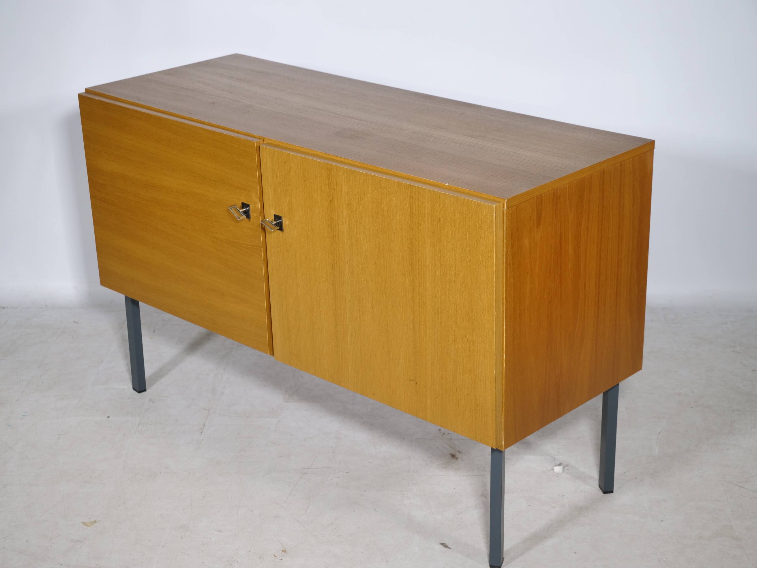 Buffet vintage design des années 50 avec pieds en métal, années 1960.