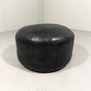 Pouf en cuir patchwork marron De Sede des années 1970