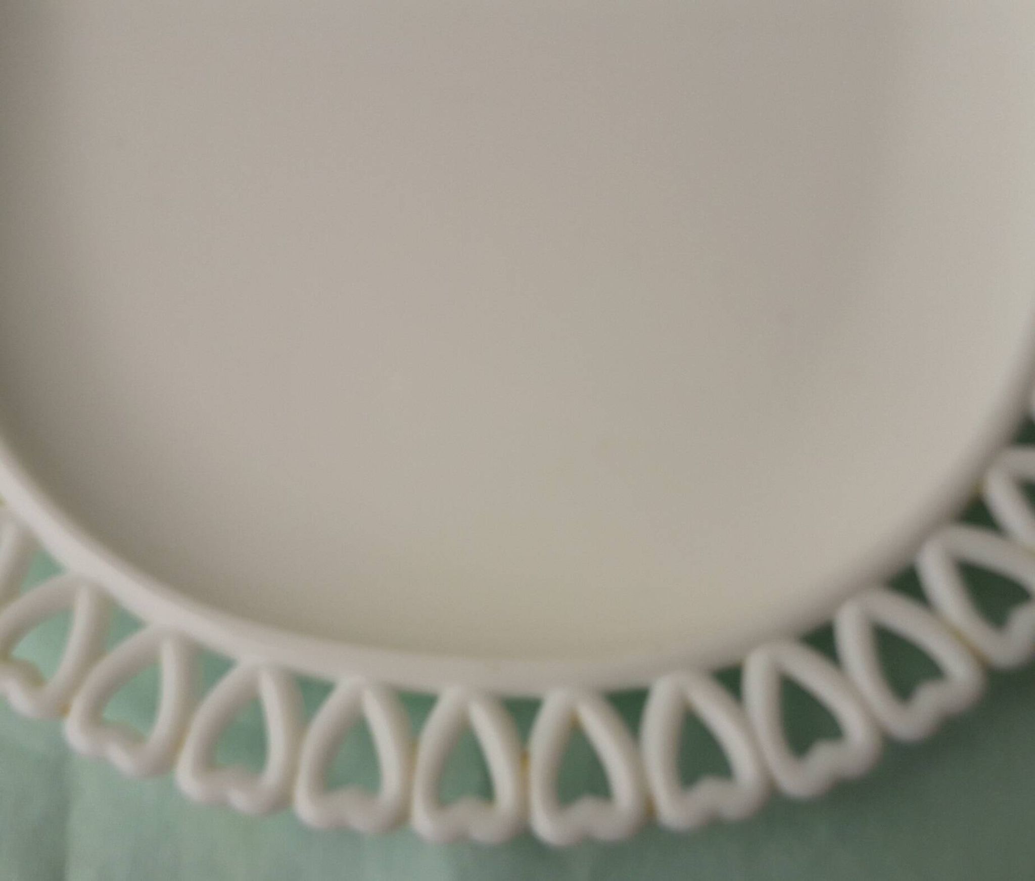 Plat en opaline blanche