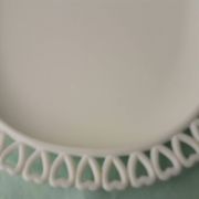 Plat en opaline blanche