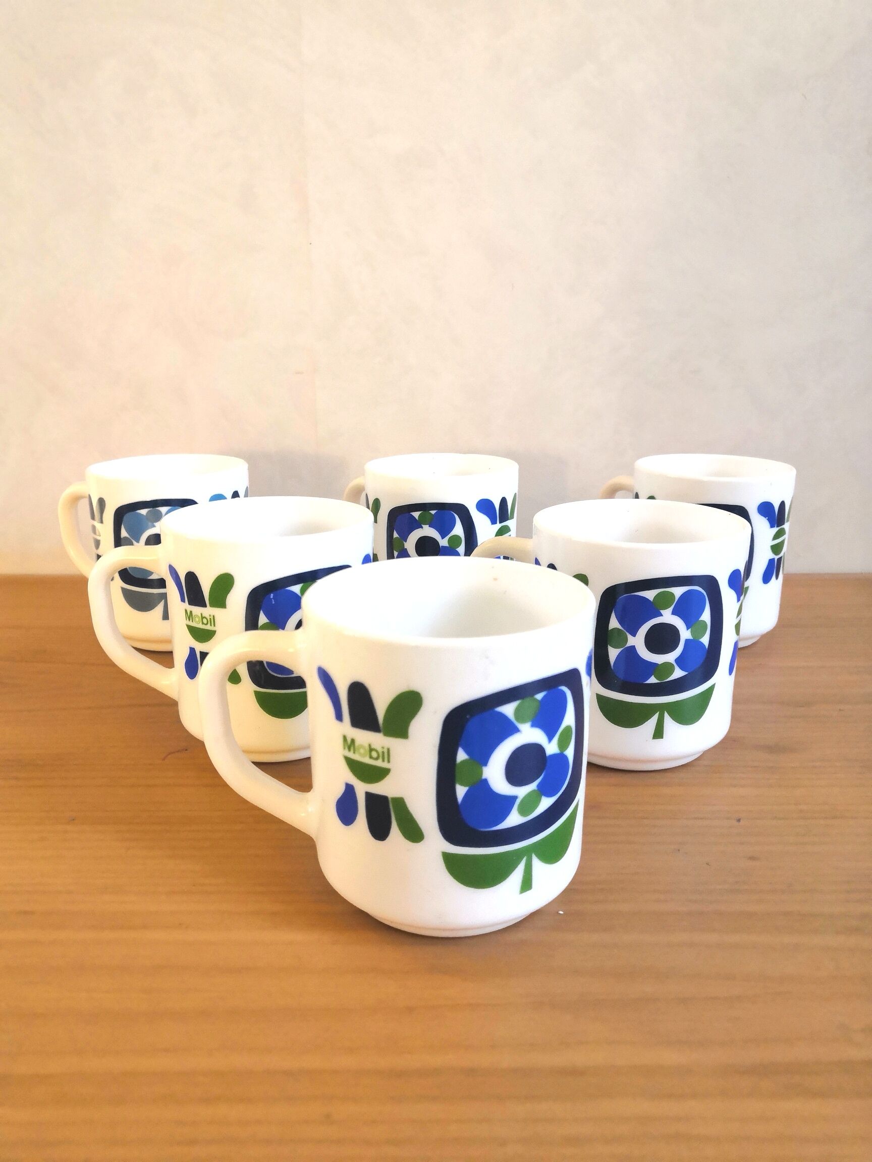 Series of 6 mugs design Mobil 70s