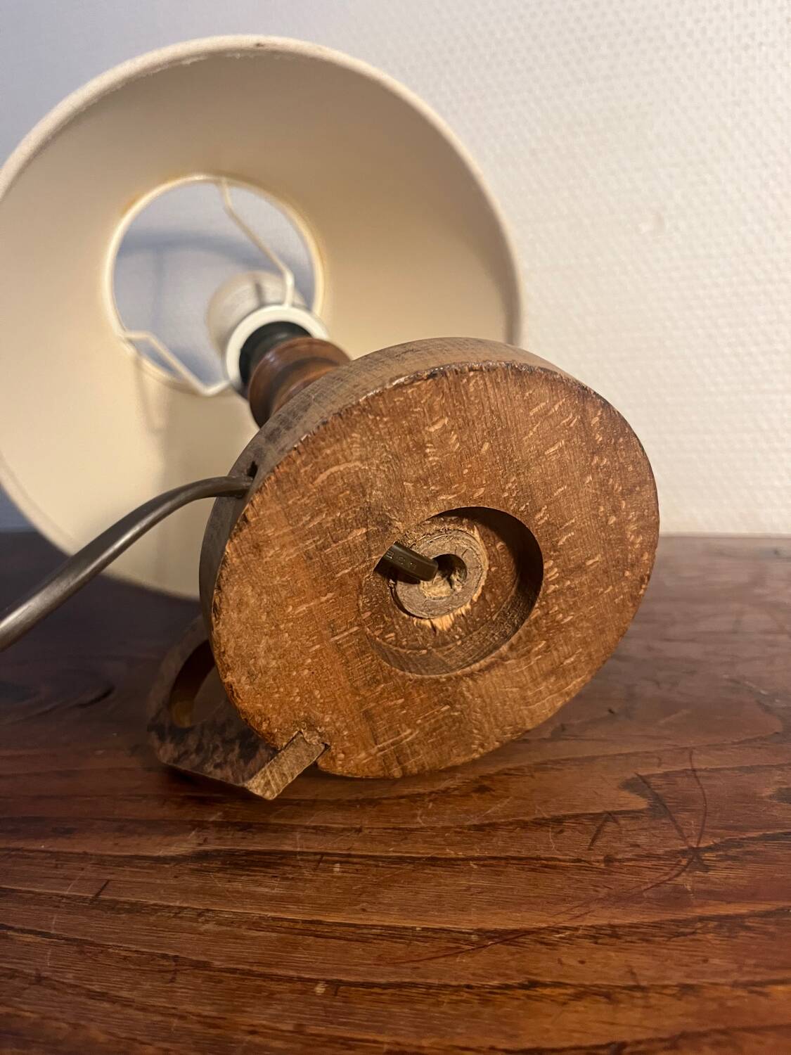 Sculpted wooden table lamp from the 1960s.