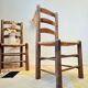 Chaises brutalistes en bois et paille de George Robert