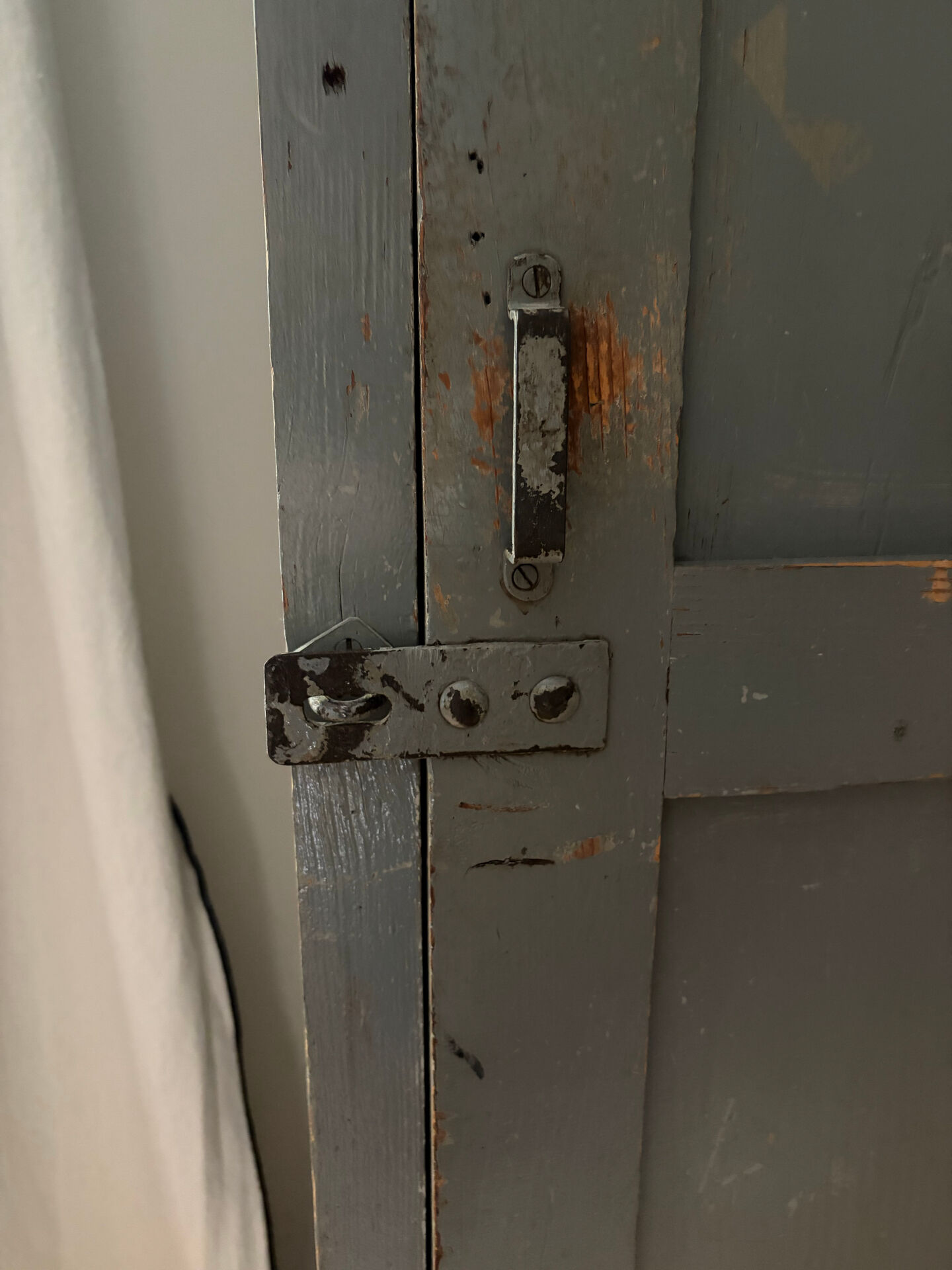Armoire parisienne ancienne patinée, avec étagères amovibles 