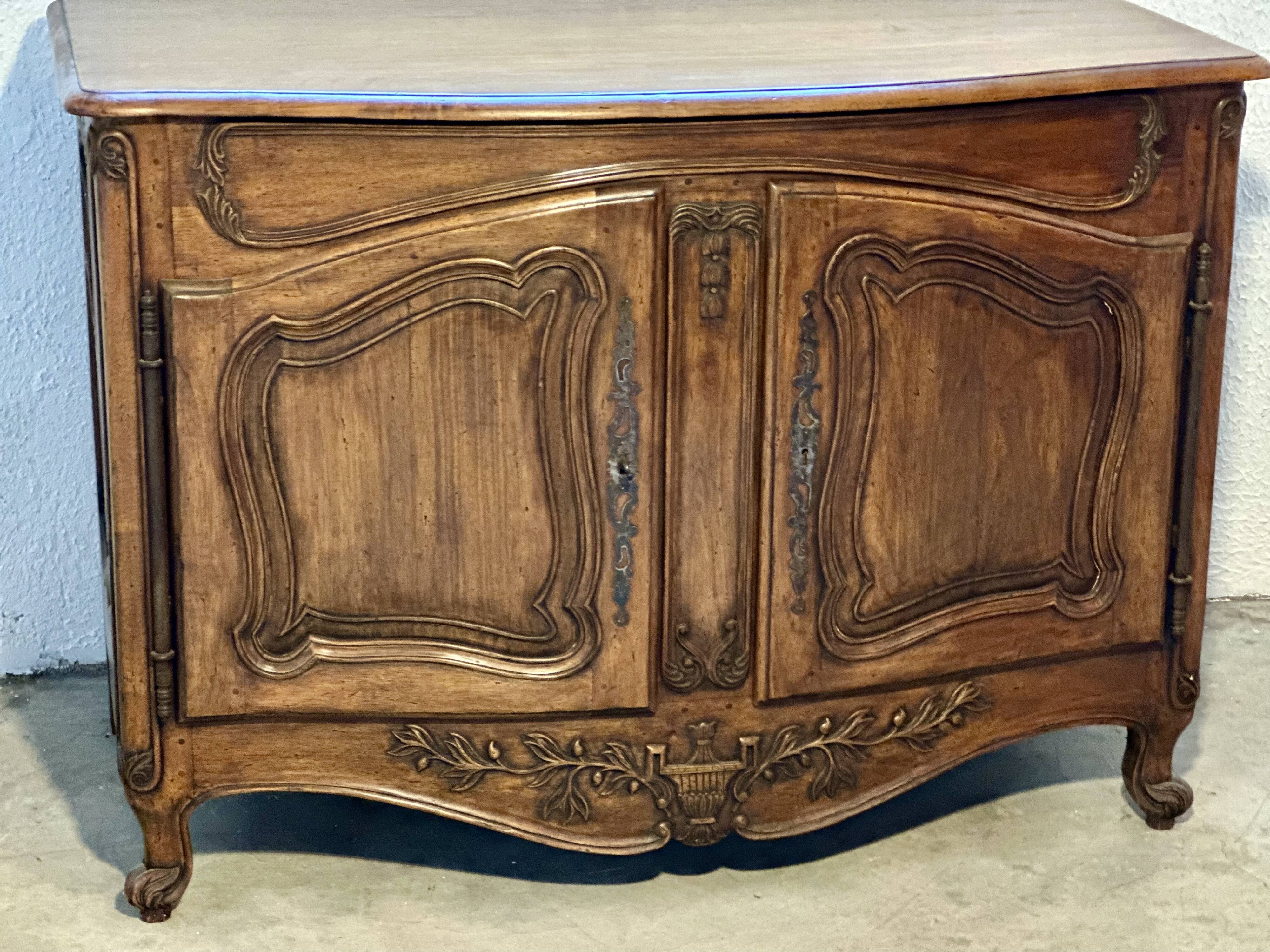Carved Provencal buffet in Louis XV style with 2 doors