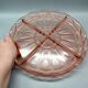 Beau plat rose avec 4 compartiments en verre pressé vintage