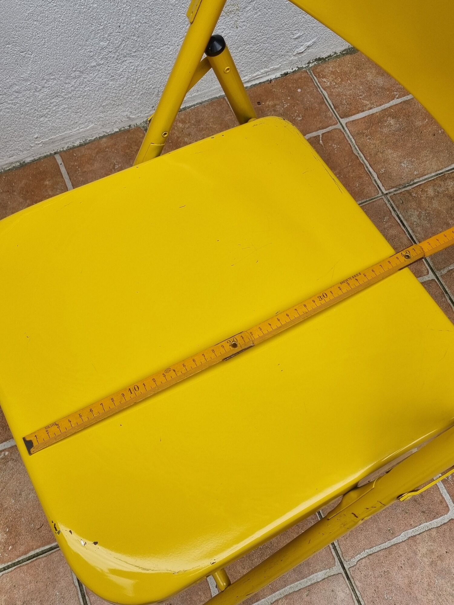 Ensemble de six chaises en métal pliantes jaunes Eurosit