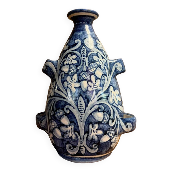 vase en faïence vernissée en bleu et blanc vers 1900