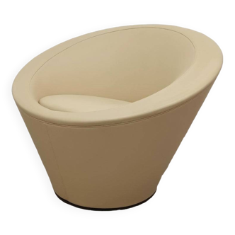 Fauteuil girola de chez tacchini en cuir beige