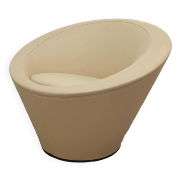 Fauteuil girola de chez tacchini en cuir beige