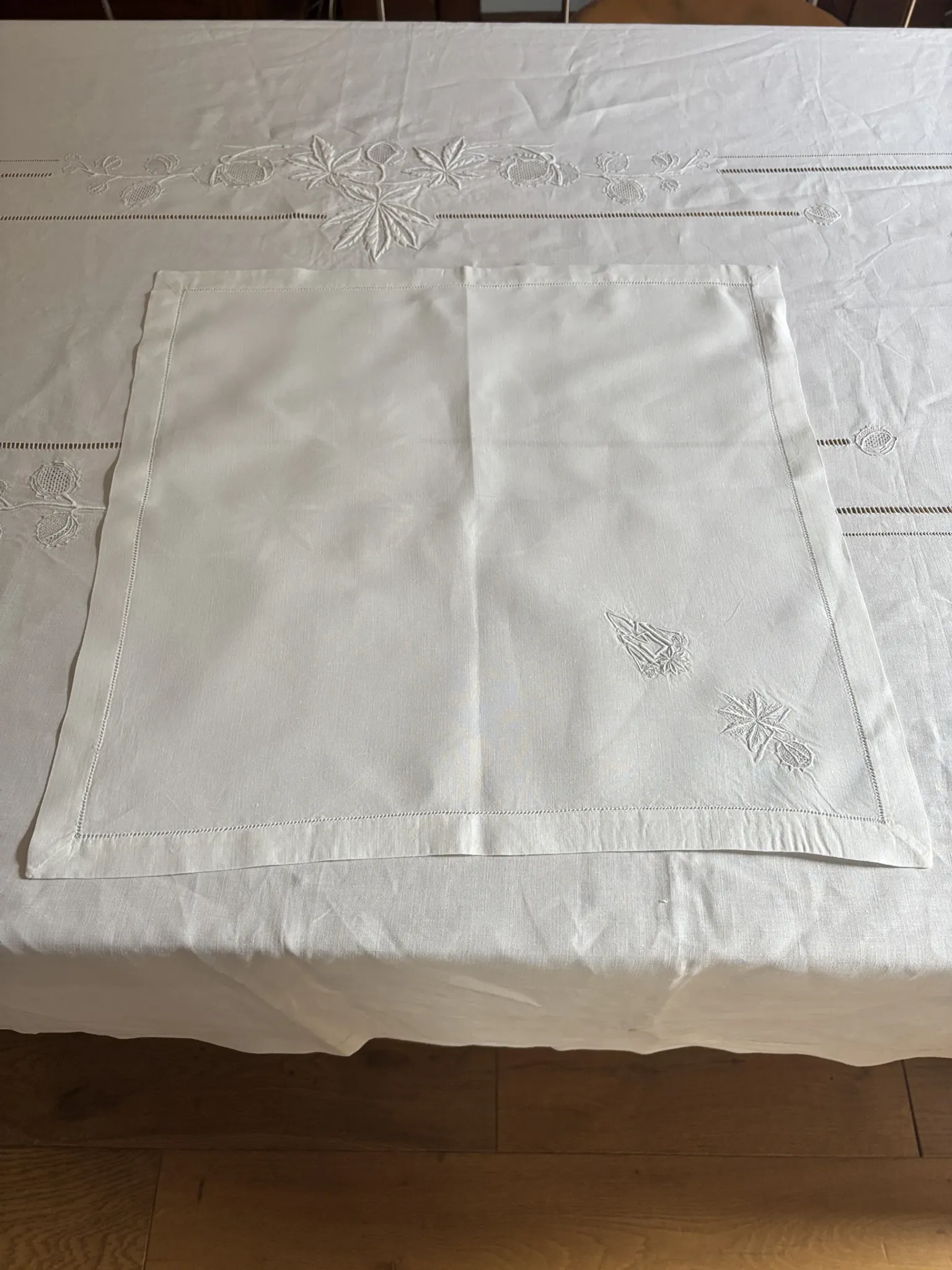Nappe brodée ancienne
