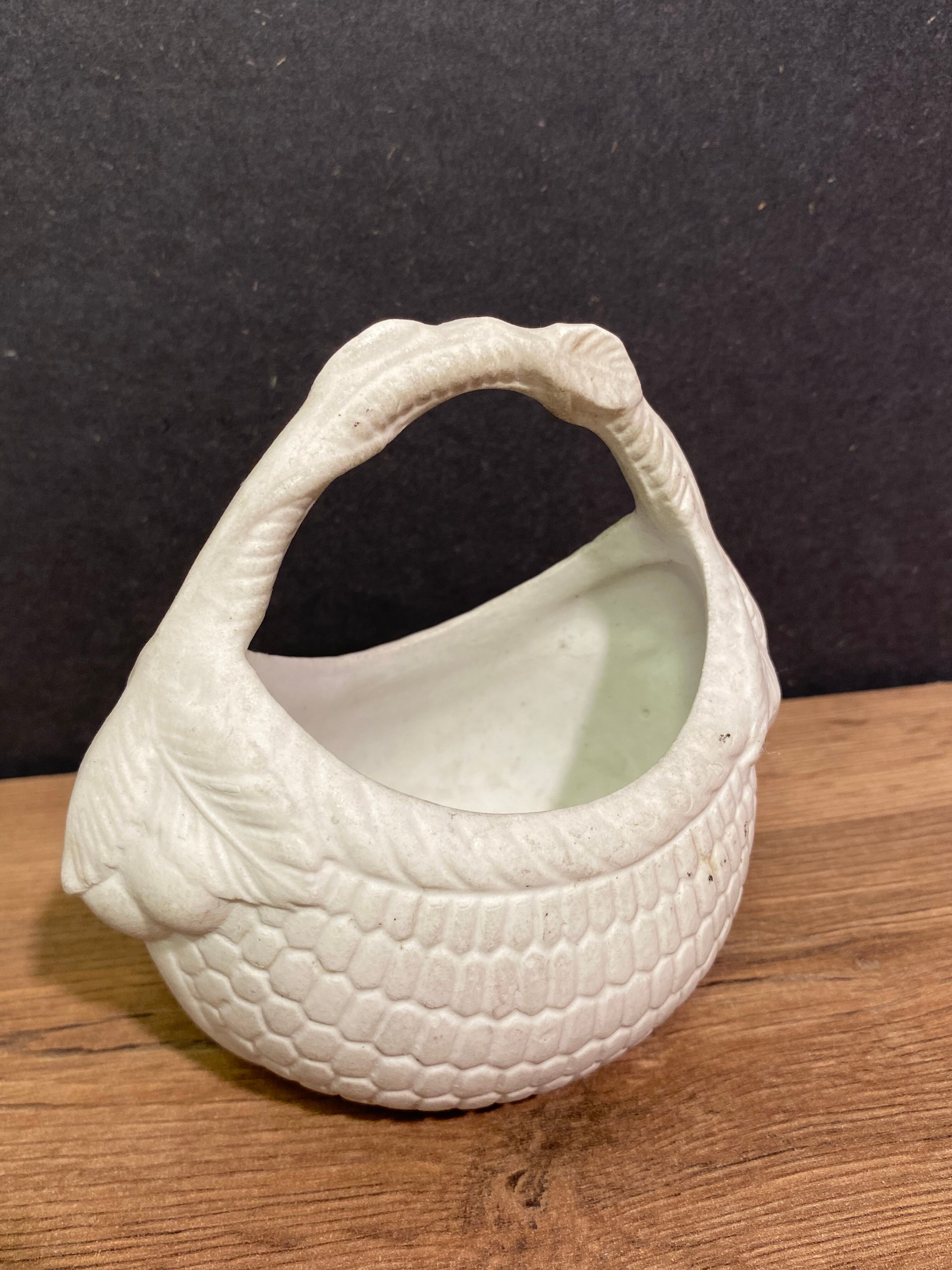 Basket tray-pouch bouquetière in porcelain biscuit