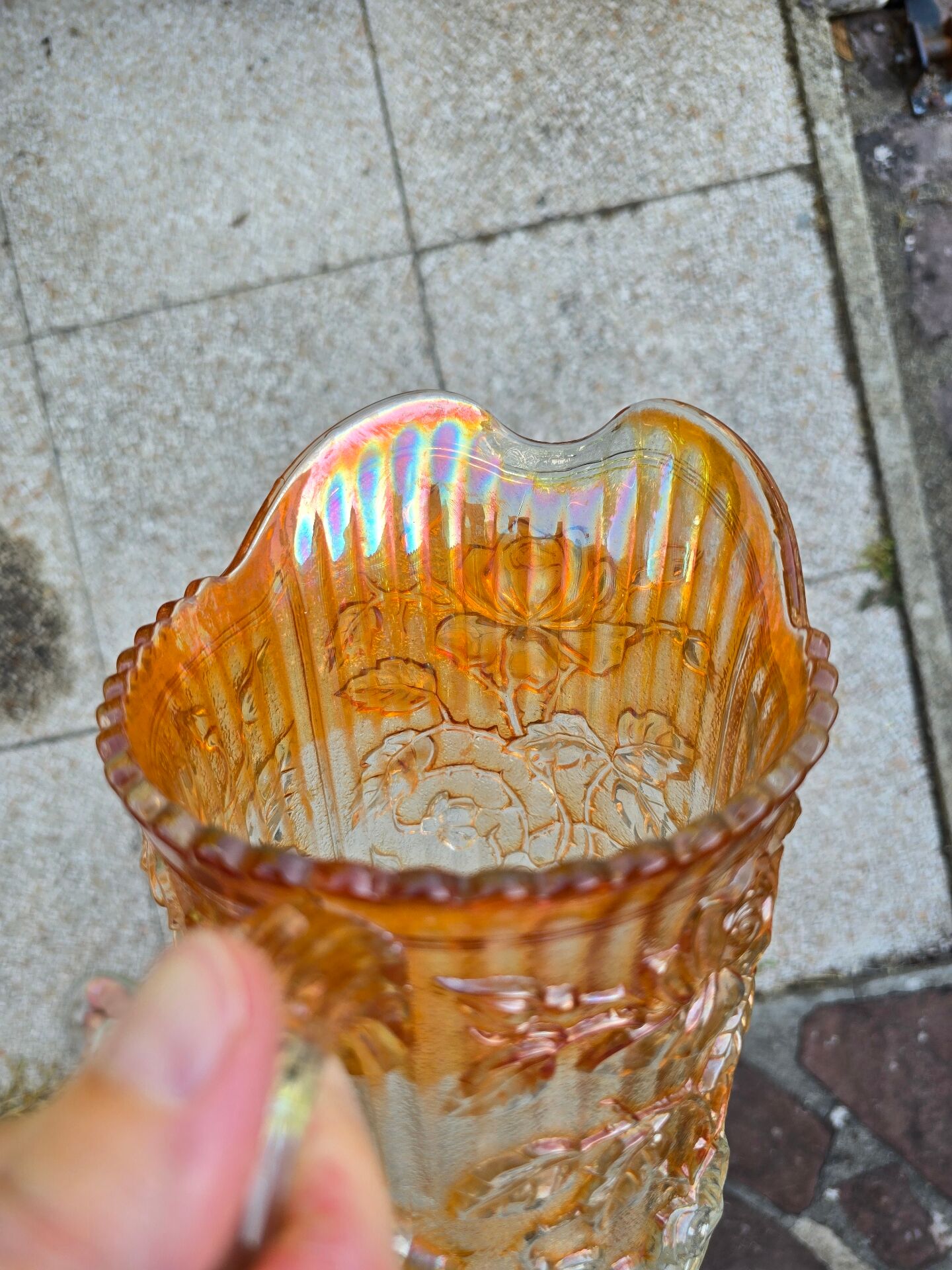 Pichet vintage Carnival Glass Marigold motifs roses –Années 1920-30
