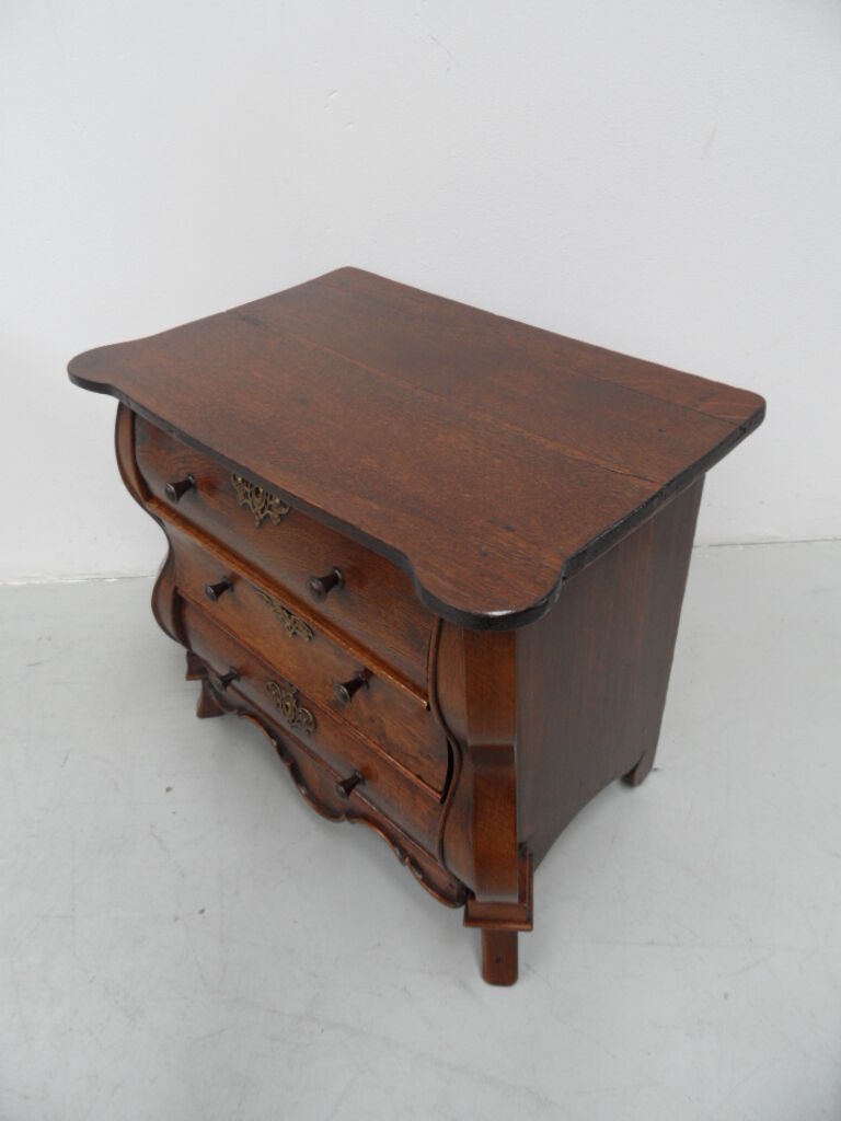 Commode miniature antique en chêne