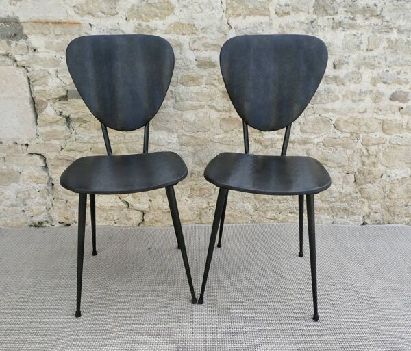 Paire de chaises avec pieds effilés en métal et Skaï noir, années 60