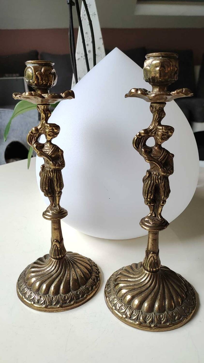 Pair of anthropomorphic candlesticks/Servants of the king holding the flame. In gilded bronze