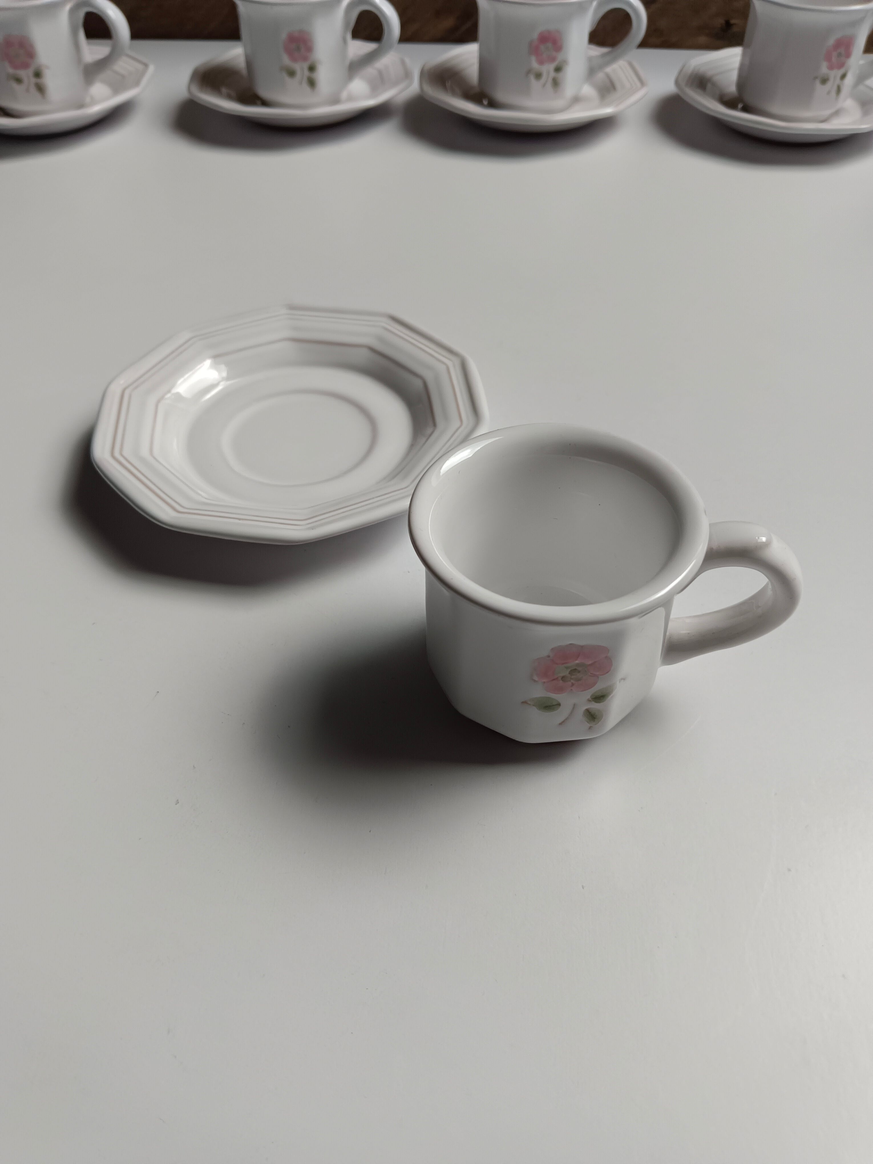6 tasses Niderviller blanches et roses à décor de fleurs