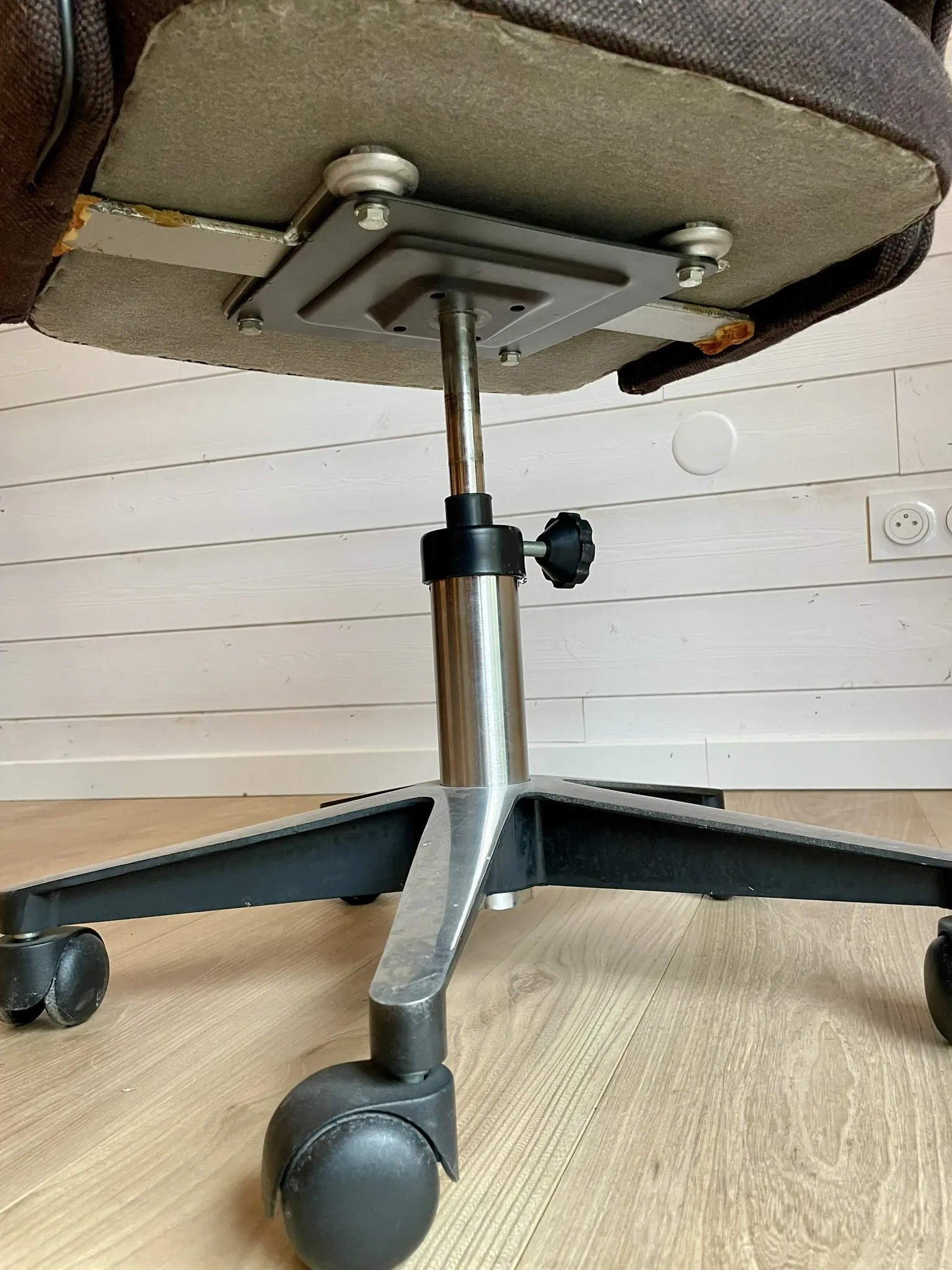 Vintage Mid-Century brown office chair with wheels from the 1970s.
