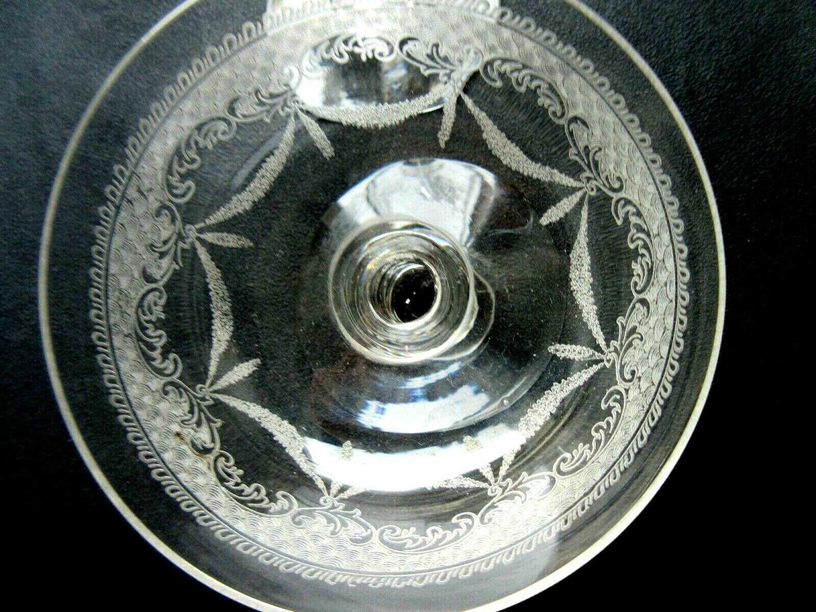 Coupes à champagne cristal Baccarat style Louis XV gravées d'acanthes et de rubans
