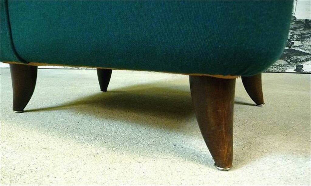 Chaise à dossier haut en forme de pantoufle italienne attribuée à Paolo Buffa, années 1950.