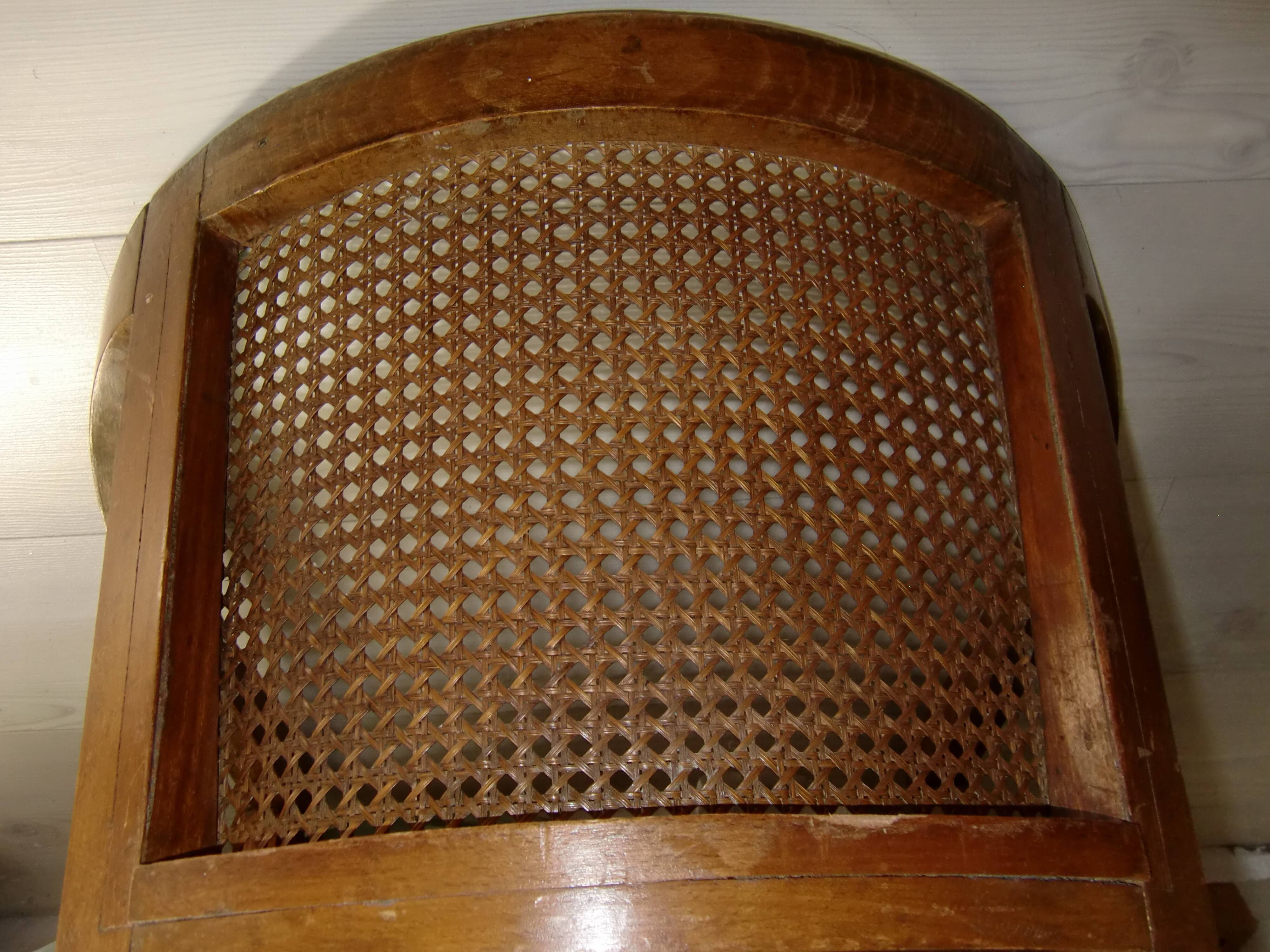 Fauteuil cabriolet très ancien & assise en cuir