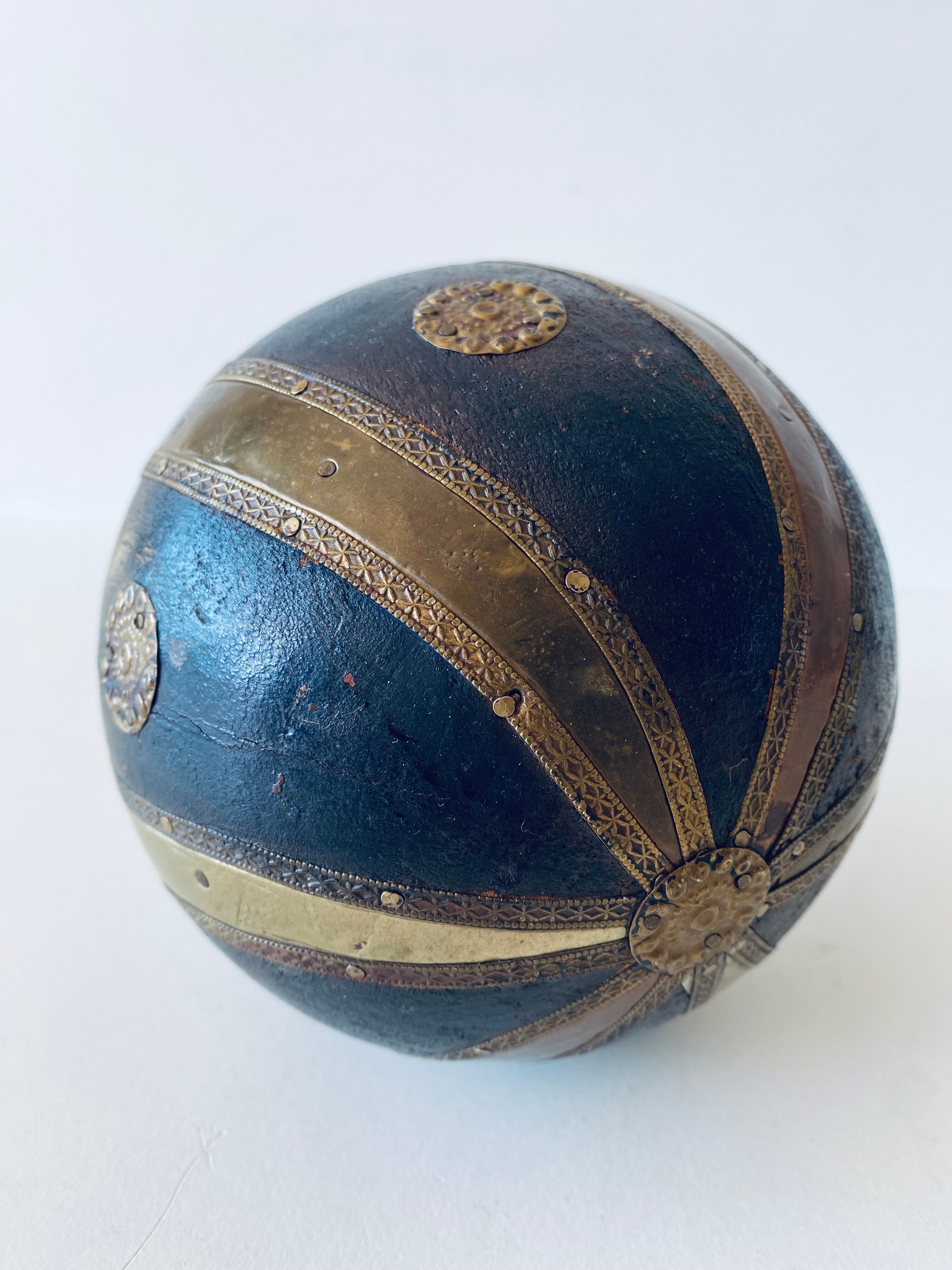 Decorative ball in wood and laion