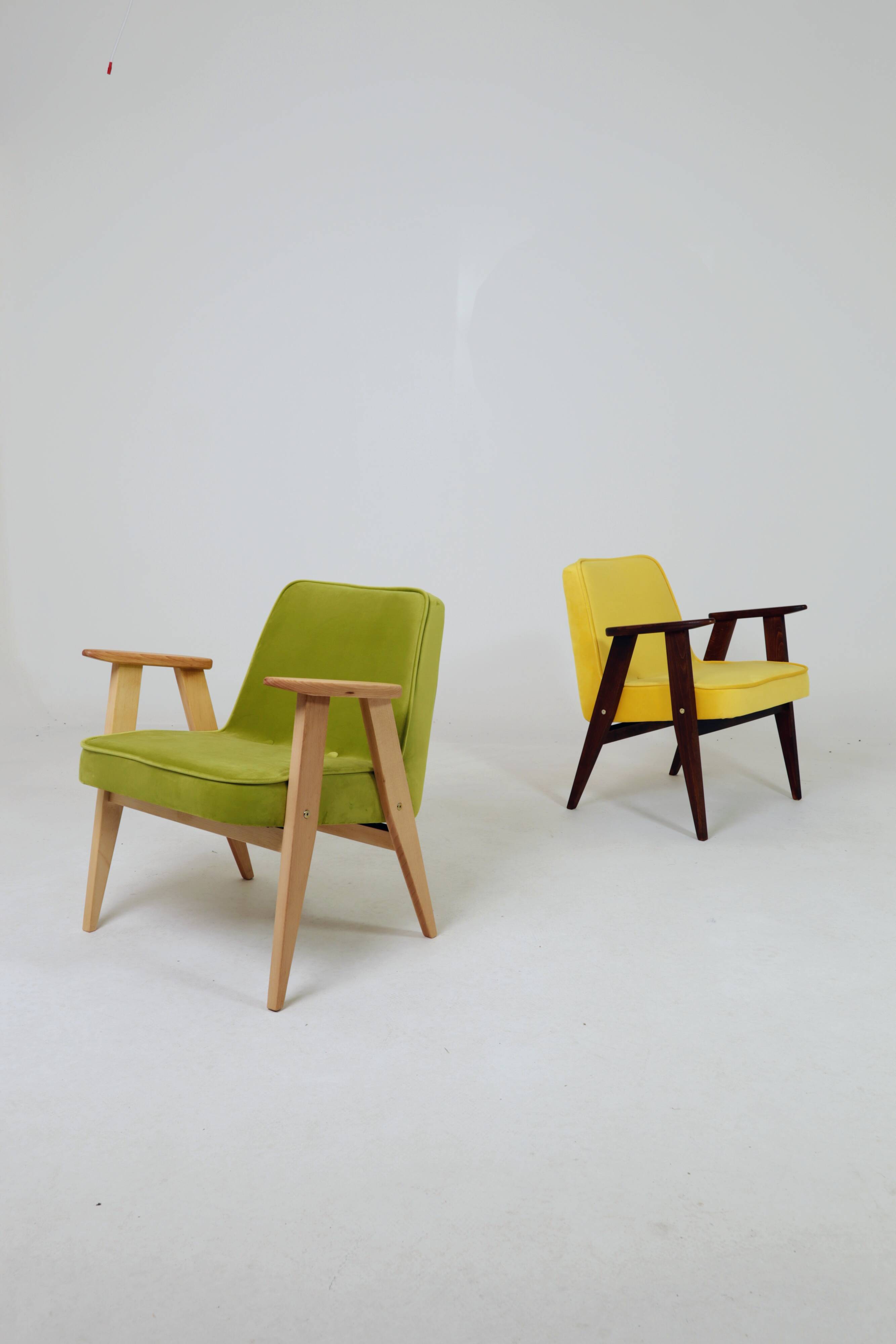 Fauteuil vintage en velours vert poire, bois naturel huilé.