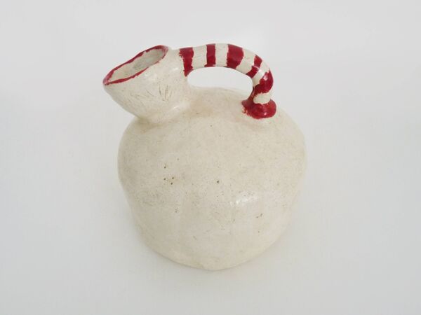 Superbe pichet en grès blanc et rouge signé Moon