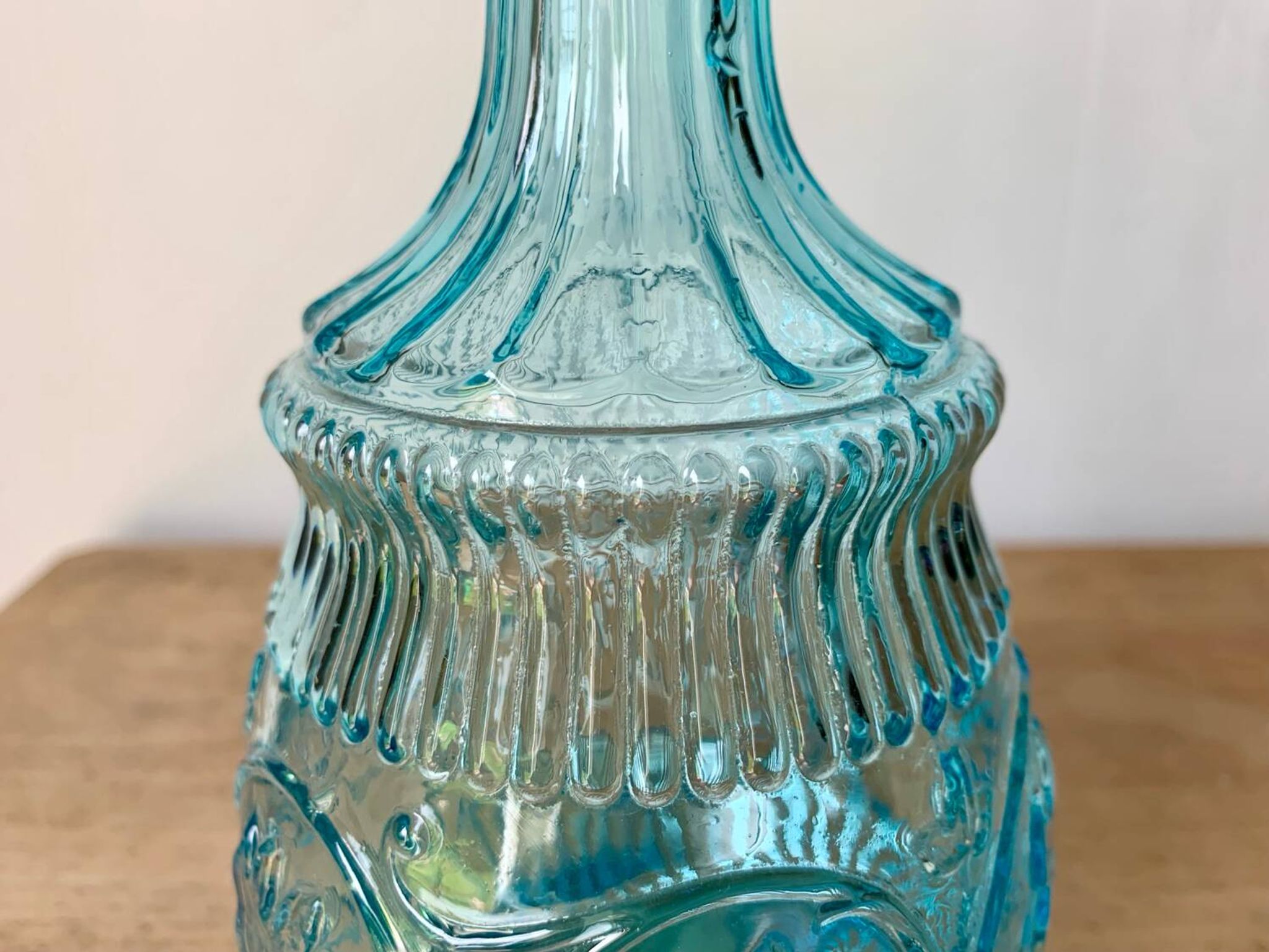 Carafe ancienne en verre moulé bleu turquoise