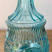 Carafe ancienne en verre moulé bleu turquoise