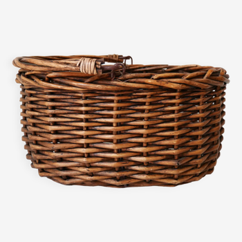 Oval basket with movable handle
