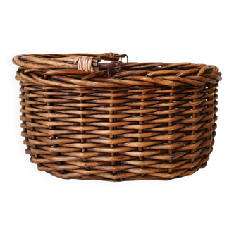 Oval basket with movable handle