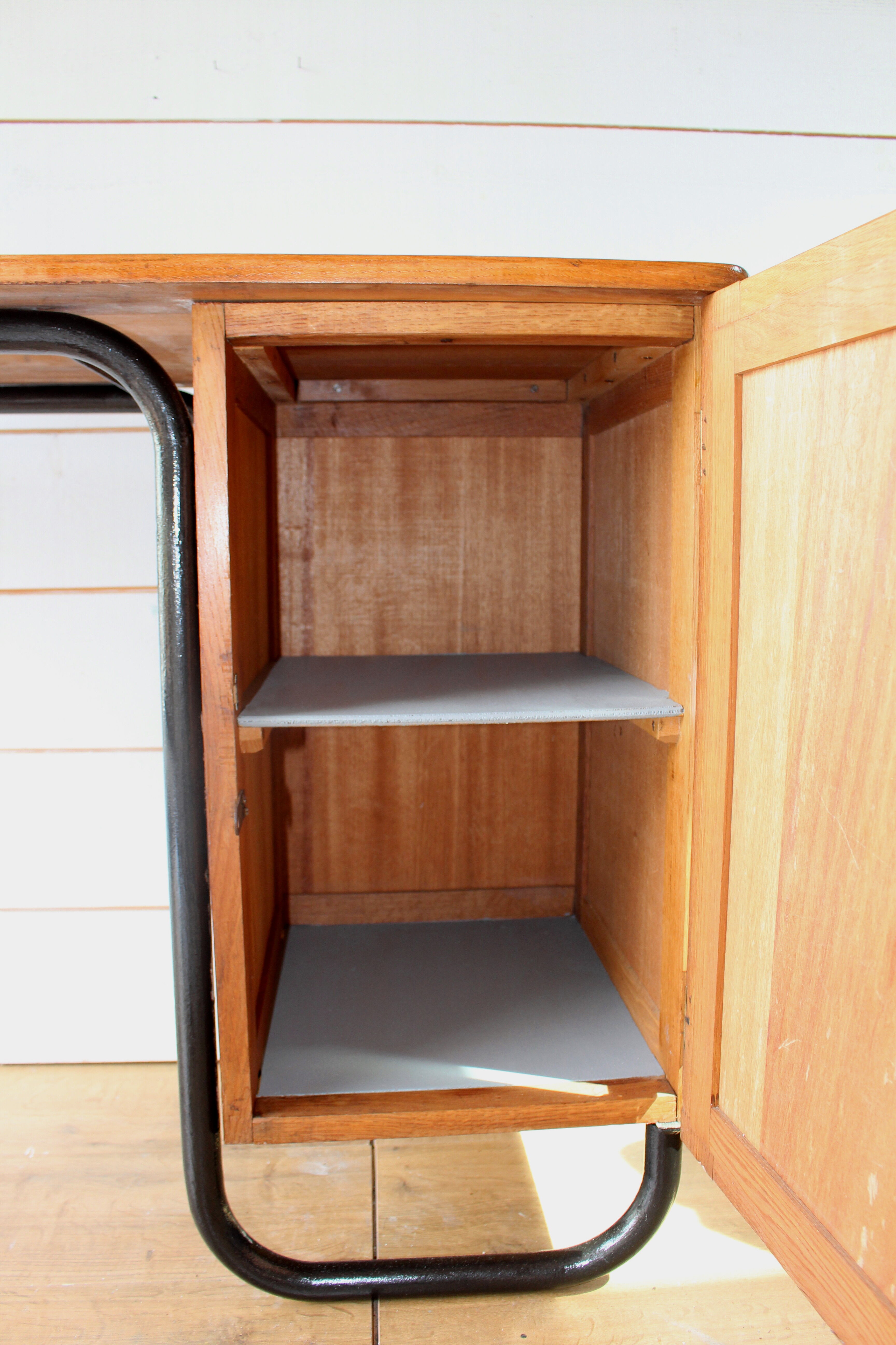 Bureau et chaise de maître d'école