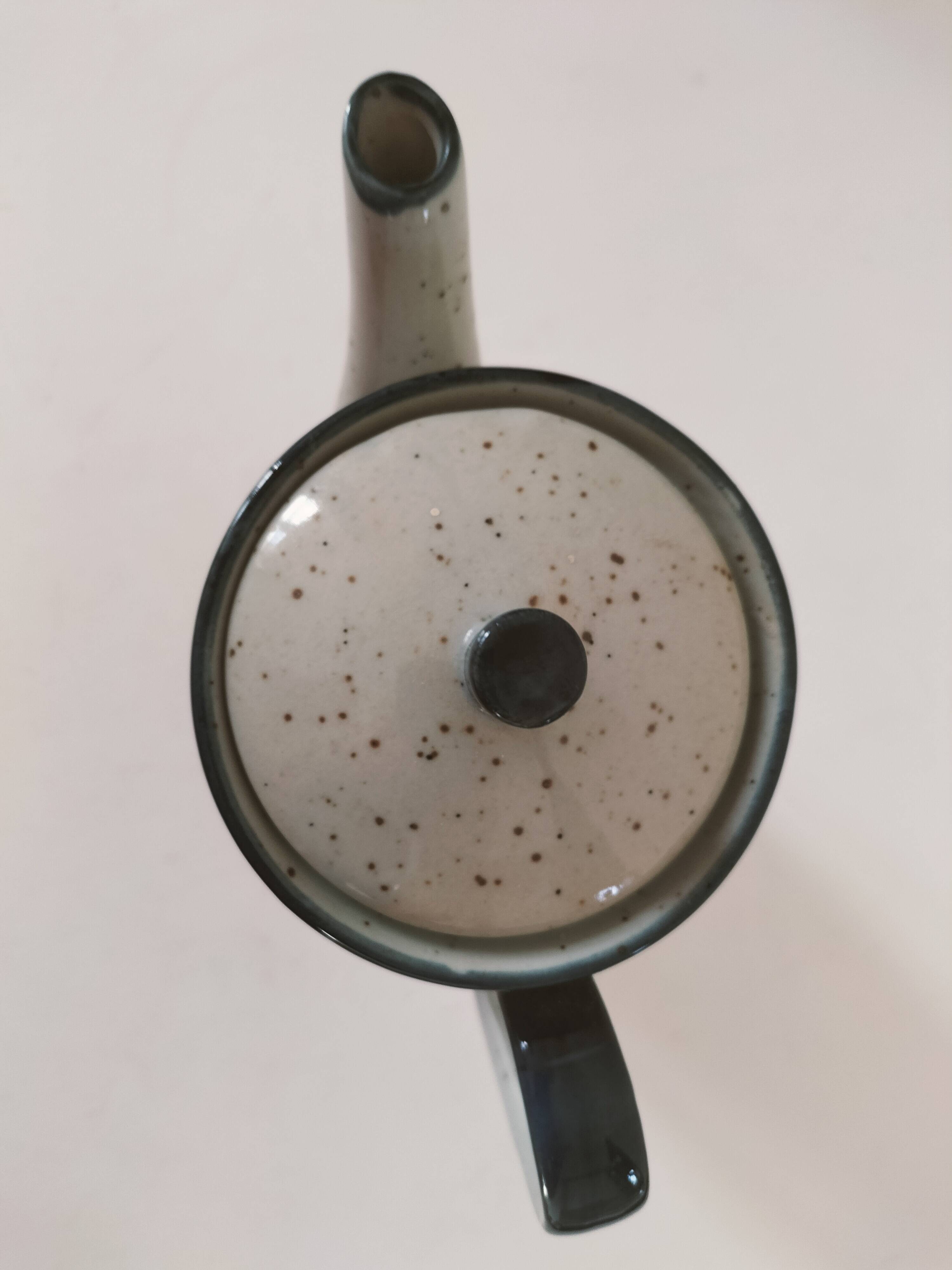 Cafetière vintage en grès moucheté – décor floral bleu marine