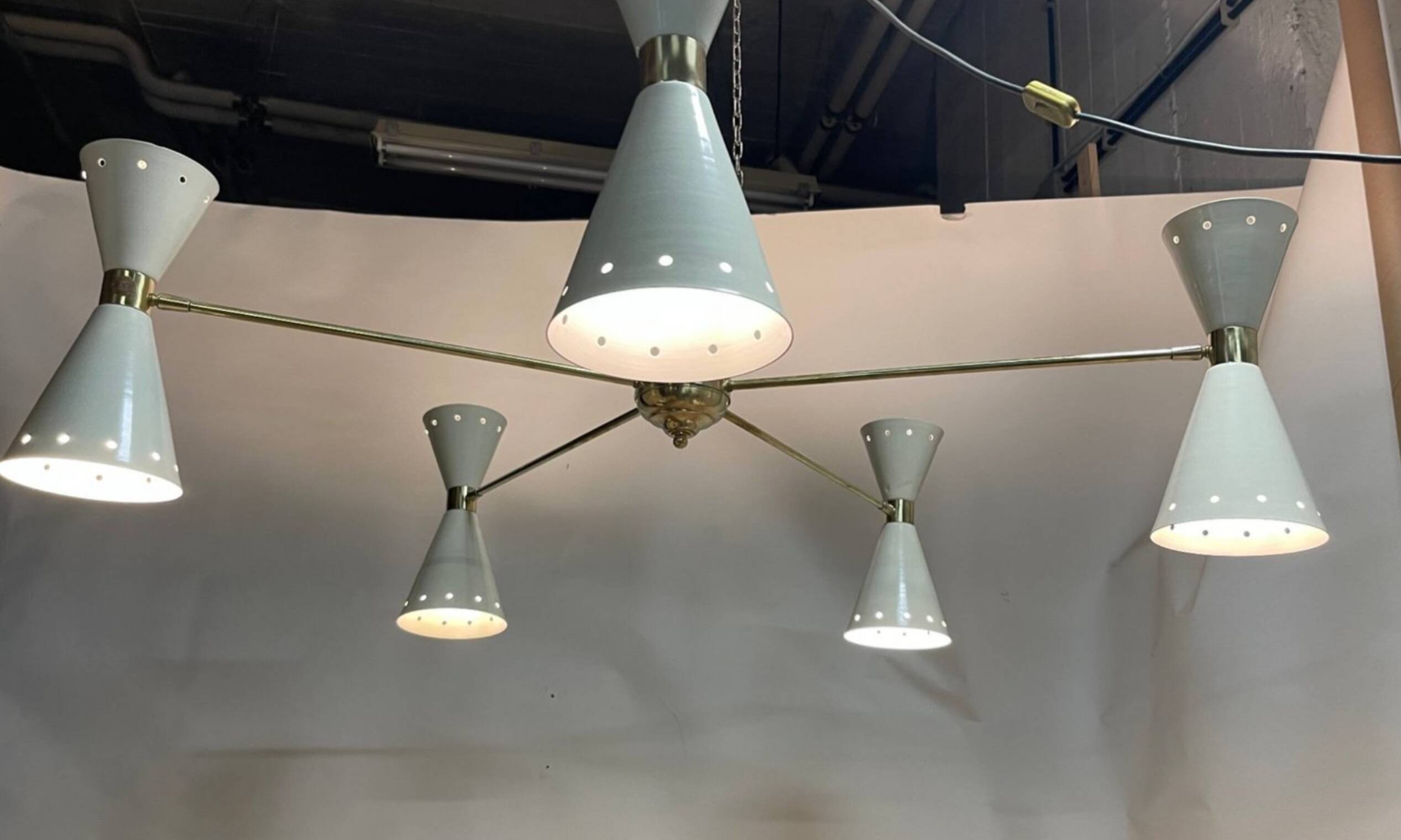 Lampadario a forma di cono in ottone