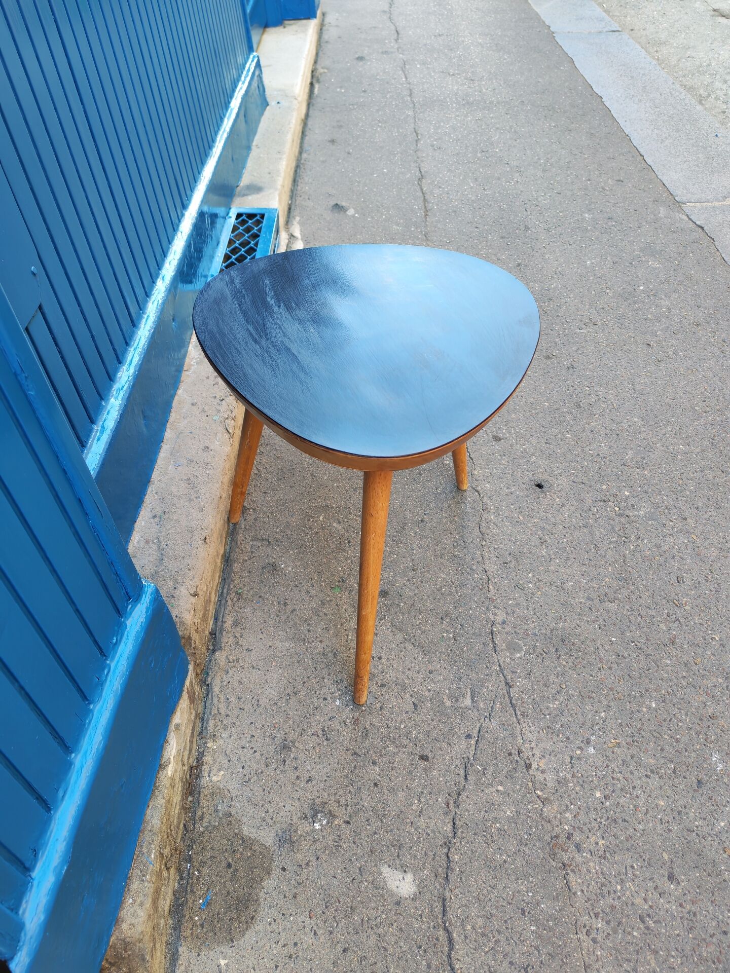Tripod side table in rockabilly style from the 1960s.