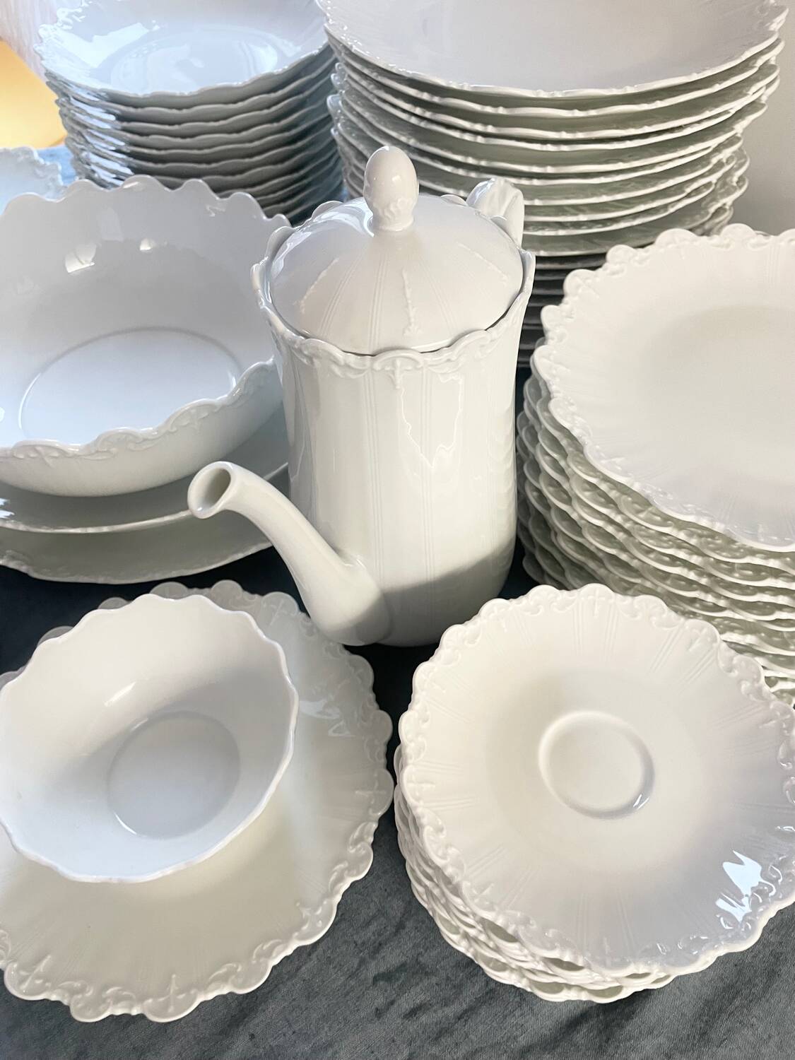 Prestigious 62-piece dinnerware set in vintage 70's Limoges white porcelain by Raynaud