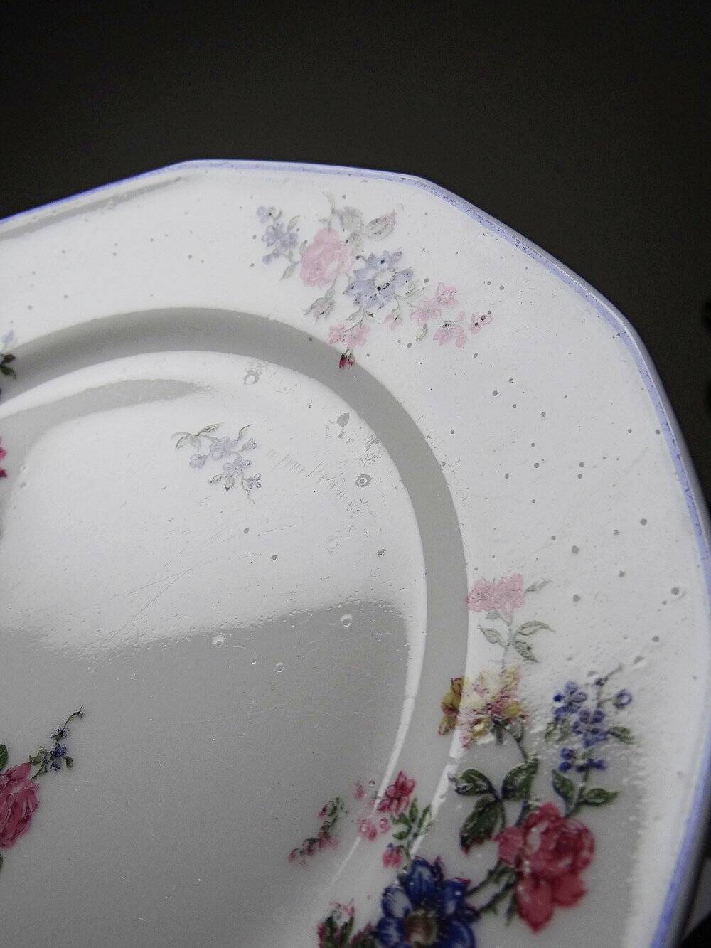 7 assiettes à dessert Bernardaud en porcelaine de Limoges décor floral, années 20-50