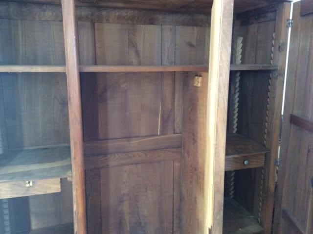 Armoire en noyer ancienne
