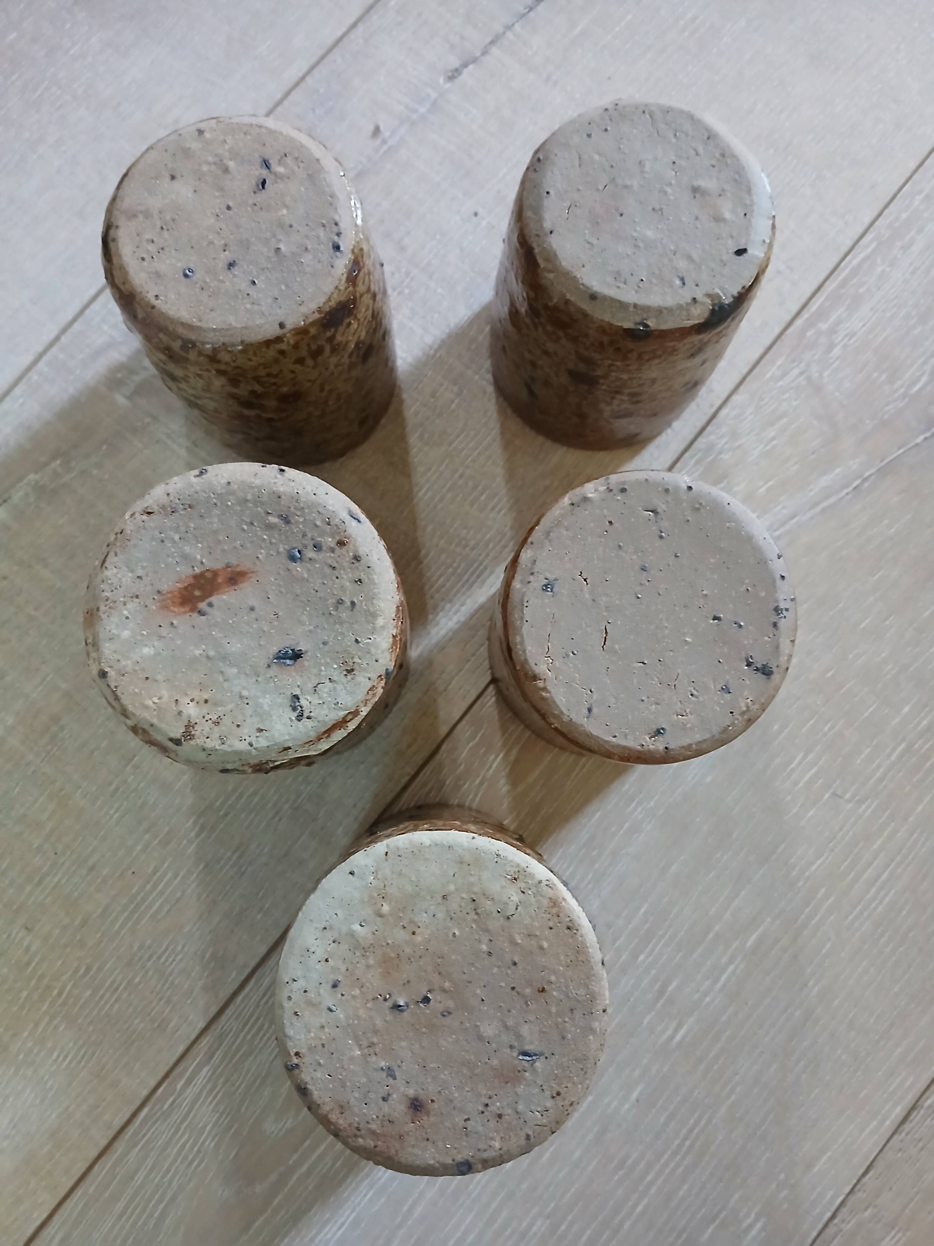 5 mugs / verres anciens en grès pyrite