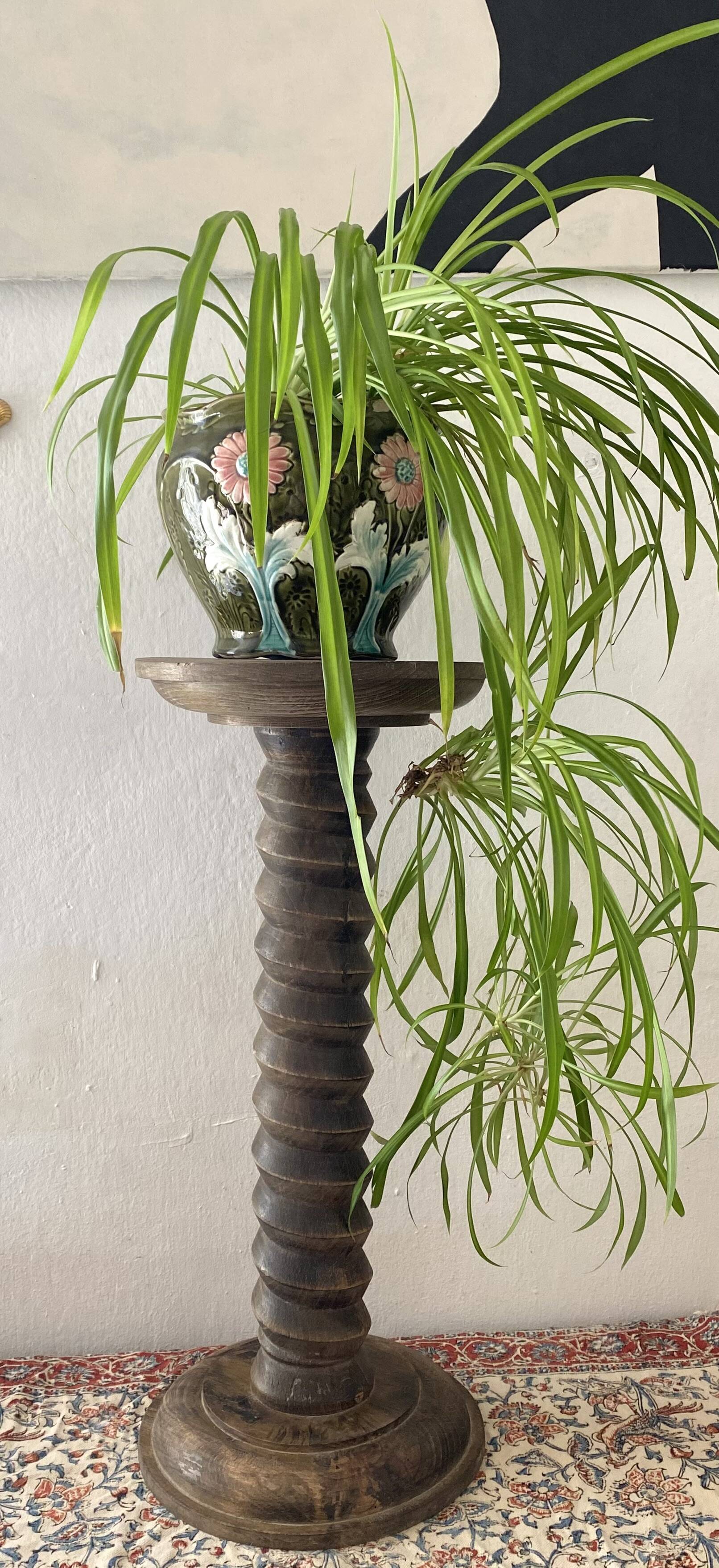 Antique pedestal table, column base, press screw, handcrafted piece.