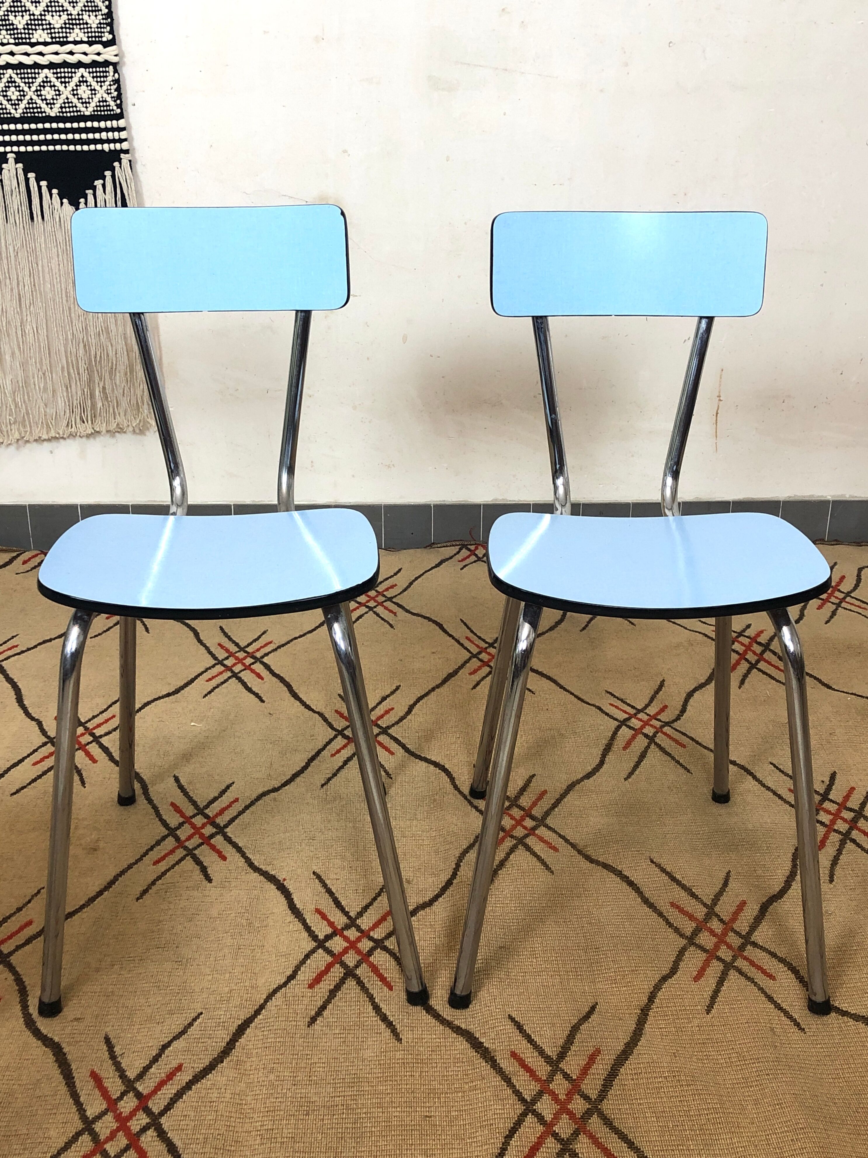 Ensemble de 2 chaises et 1 tabouret en formica